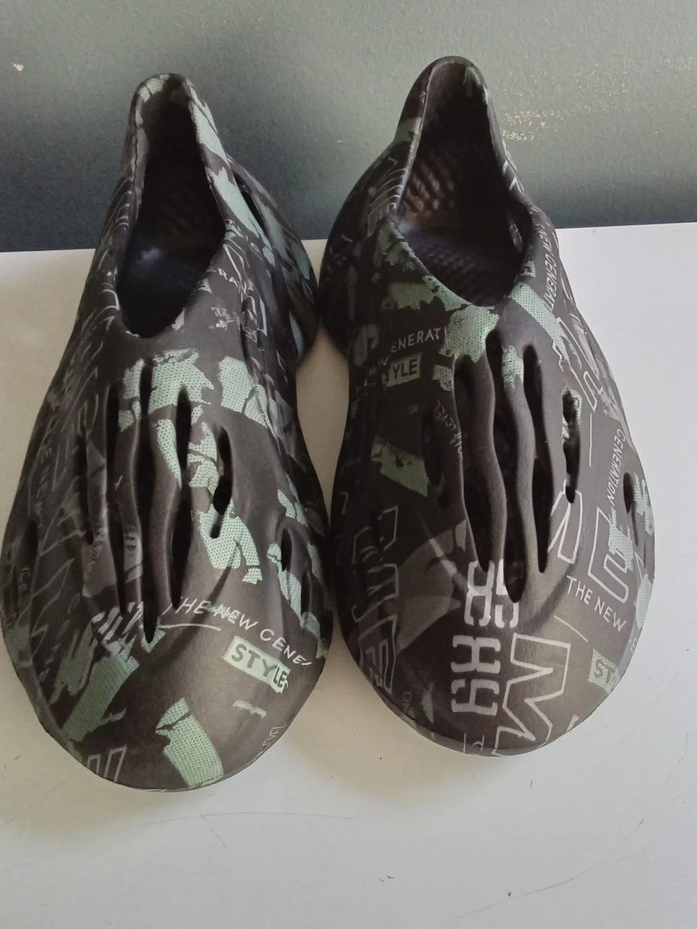 Graphic Print Foam Runner Clogs Dark Grey Sage Green Slip On Shoes